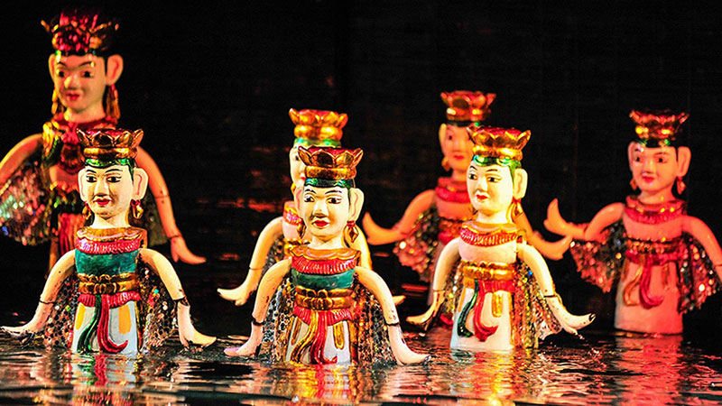 Vietbrand giúp khách nước ngoài khám phá nghệ thuật múa rối nước