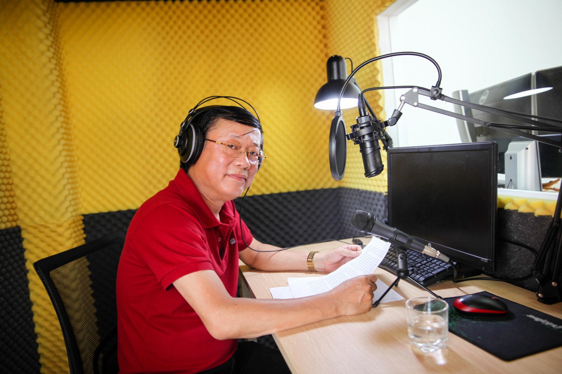 nghệ sĩ Phú Thăng làm việc tại phòng thu RadioAd của Vietbrand